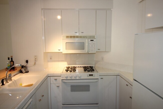 Foto del edificio - Spacious two bedroom, two bath corner unit...