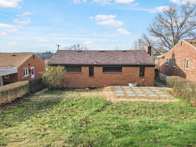 Foto del edificio - READY NOW! Fully RENOVATED 3 bedroom in SCOTT TOWNSHIP!