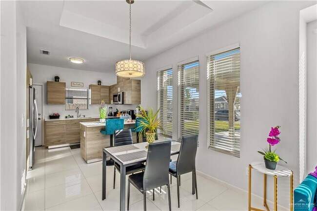 Building Photo - 12 Nightingale Ave