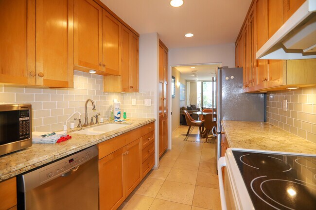 Kitchen - 916 Sealane Dr