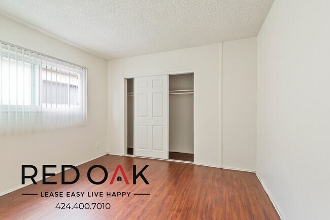 Building Photo - ~Newly Refinished~ Inviting One Bedroom on...