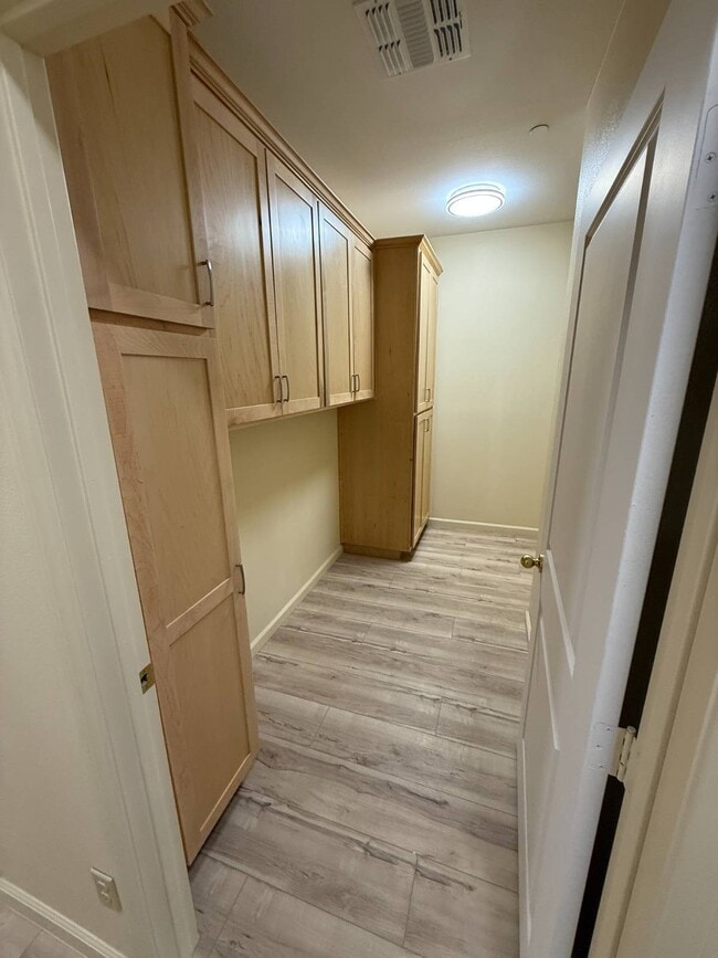 Building Photo - 520 Figueroa Ave