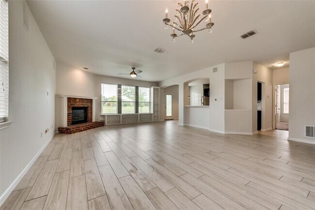 Building Photo - 10422 Woodlands Trail
