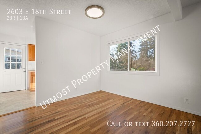 Building Photo - Cute 2BD 1BA Duplex Near Downtown Vancouve...