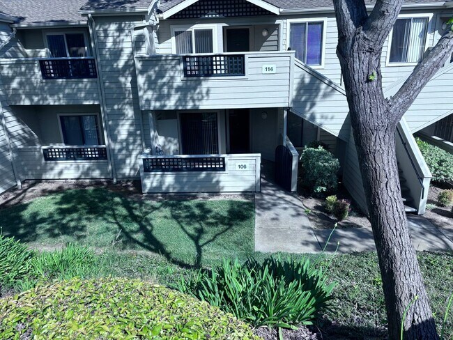 Foto del edificio - $1900.00-Remodeled 2 Bed 2 Bath, Condo in Glen Cove,(Vallejo) - Downstairs Unit