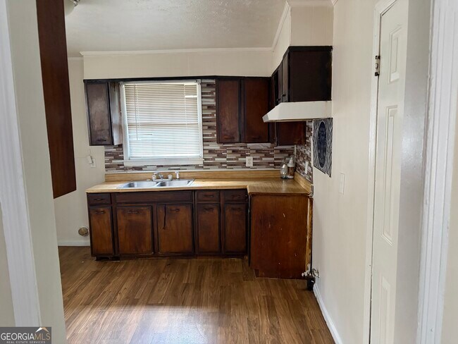 Foto del edificio - 1379 Wills Pl