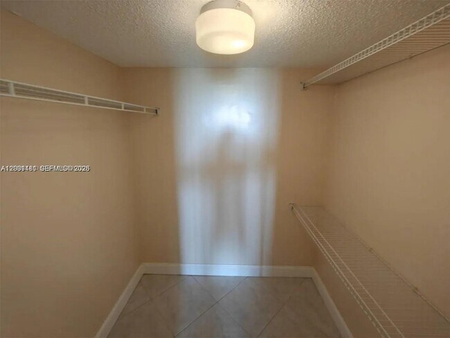 Building Photo - 3701 N Country Club Dr