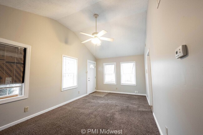 Foto del edificio - Cozy 1-Bedroom Gem in Indianapolis with Spacious Living – 750 Sq Ft!
