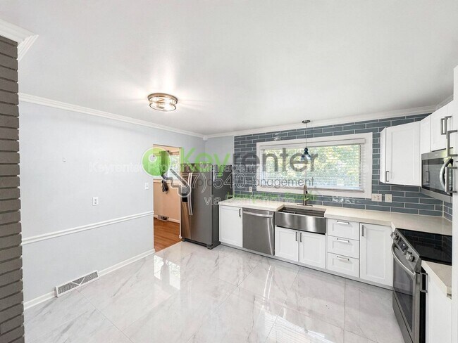 Foto del edificio - 608 Charlton Dr