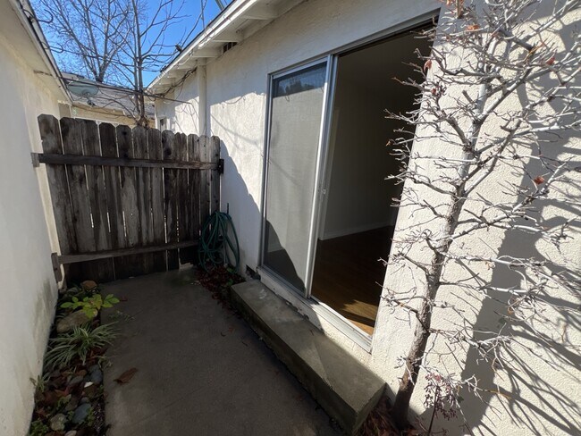 Foto del edificio - 1706 N Hollywood Way
