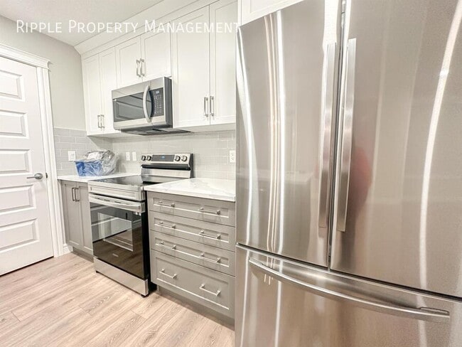 Building Photo - AMAZING 3 BEDS/ 2.5 BATHS TOWNHOUSE | WALKOUT BASEMENT