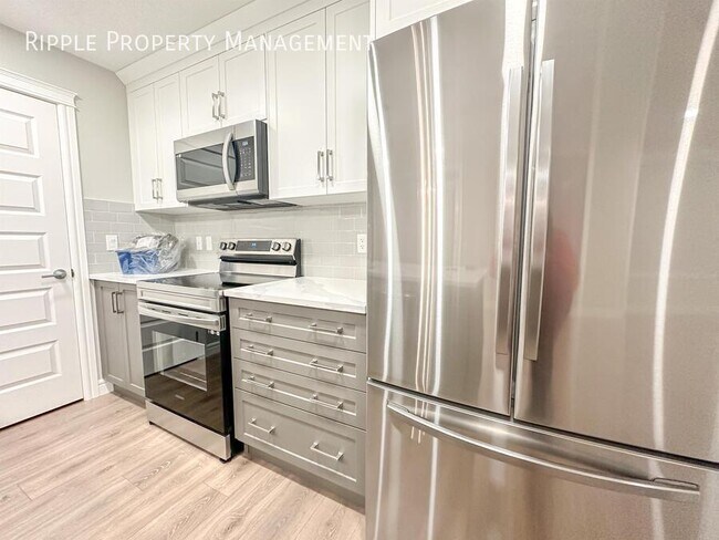 Photo du bâtiment - AMAZING 3 BEDS/ 2.5 BATHS TOWNHOUSE | WALKOUT BASEMENT