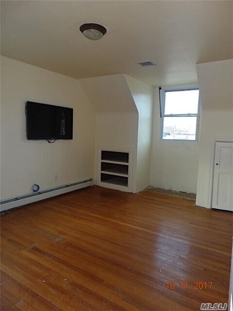 Foto del edificio - 836 Lorenz Ave