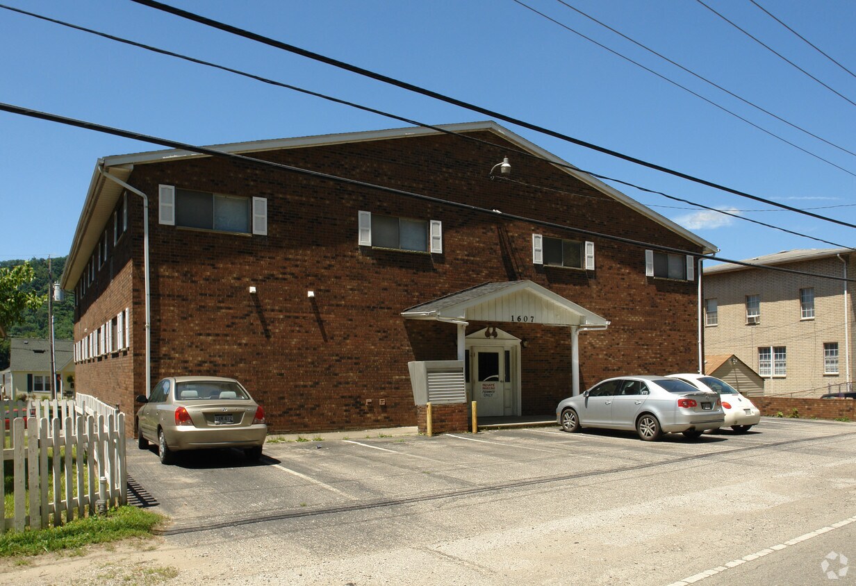 River East Apartments in Belle, WV