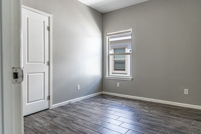 Foto del edificio - 5808 Sandpiper Ave