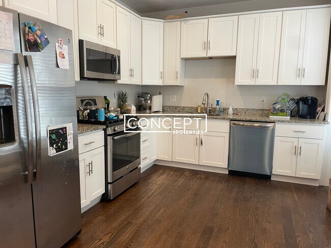 Building Photo - 2044 Beacon St