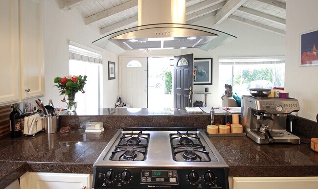 Granite countertop with service bar - 431 Carnation Ave