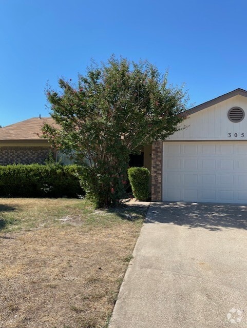 Building Photo - 305 Bronc Dr