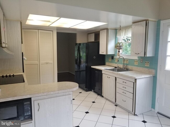 Building Photo - 820 Lamberton Dr