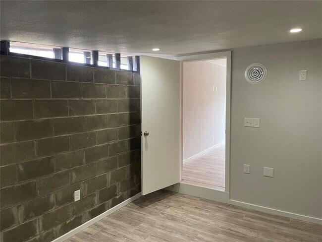 Foto del edificio - 4619 Jinx Ave