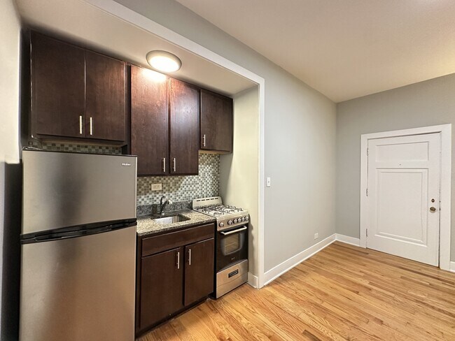 Building Photo - 4552 N Damen Ave