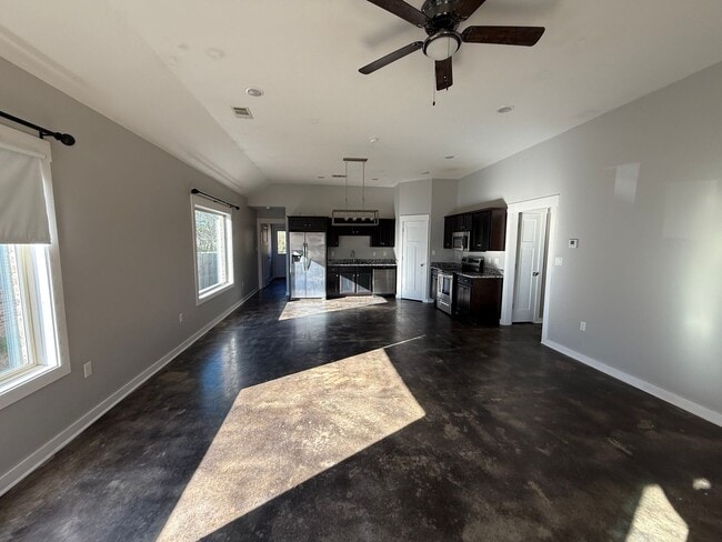 Building Photo - 263 Wolf Den Dr