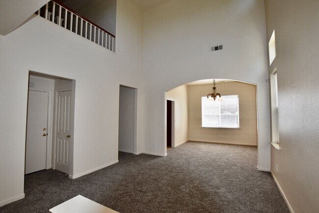 Building Photo - Beautiful 4 Bedroom 3 Bathroom in Central ...