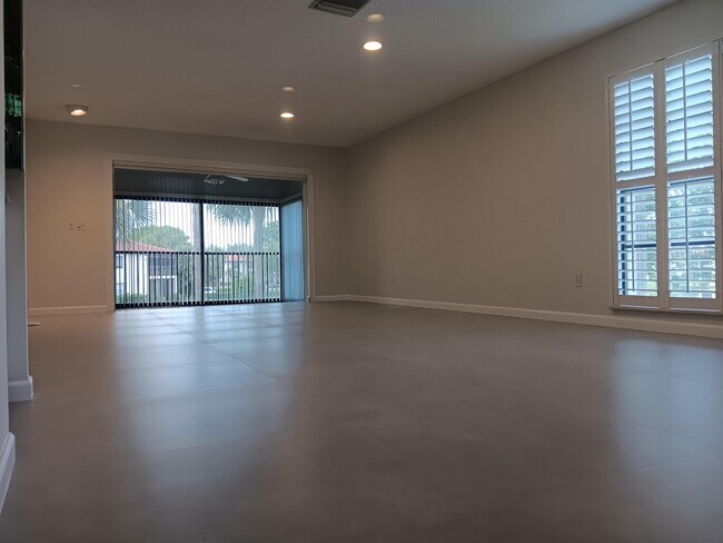 Foto del edificio - 8045 Eastlake Dr