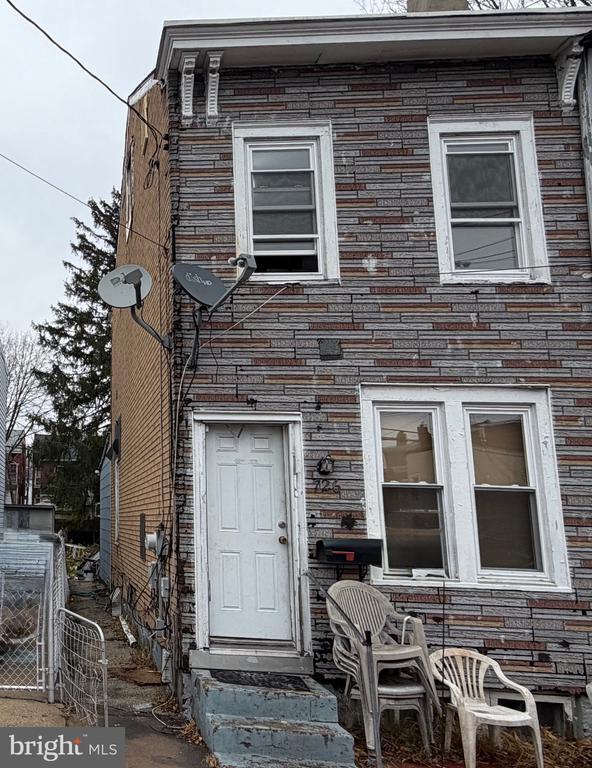 Building Photo - 726 Genesee St