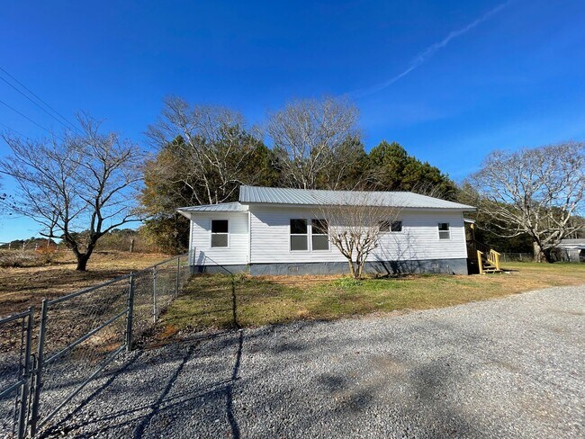 Building Photo - Newly remodeled 3 BDR / 1 BA - Huge Yard