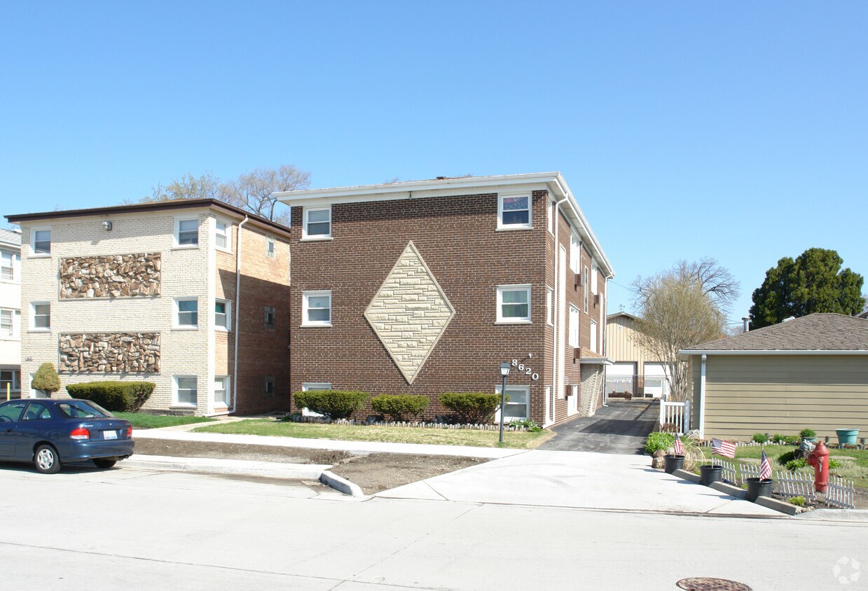 Foto principal - 8620 Fullerton Ave