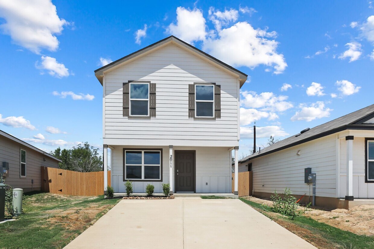 Foto principal - Charming Home Awaits: Spacious & Modern Li...