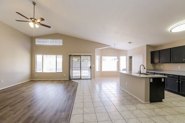 Foto del edificio - 1510 N Saddle St