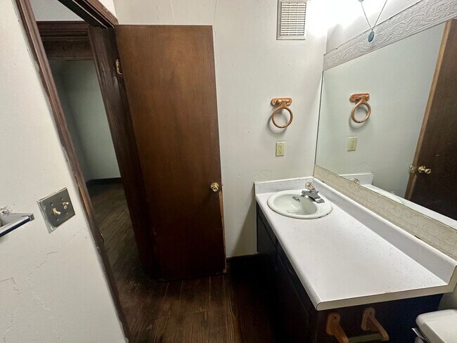 Building Photo - 400 Lindsay Rd