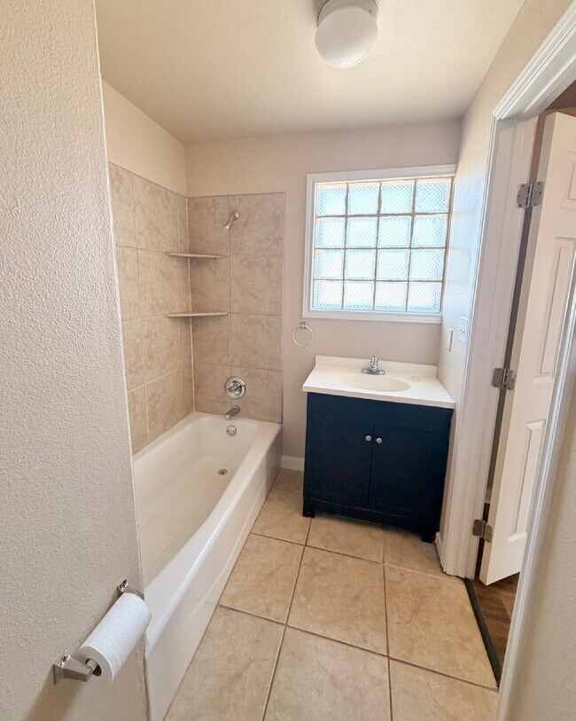 Building Photo - "Charming 3-Bed, 2-Bath Lubbock Home with Spacious 1176 Sq Ft Layout!"