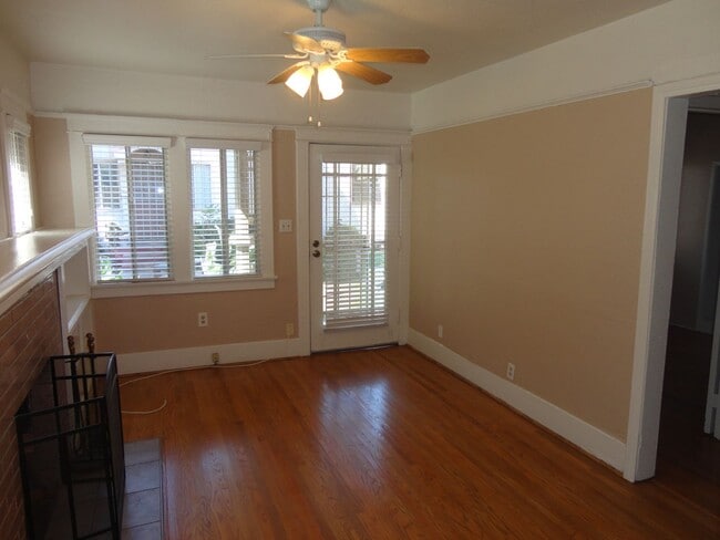 Foto del edificio - Two Bedroom One Bath Cottage with Hardwood Floors and Patio! Move in Special $1000 off 1st Month'...