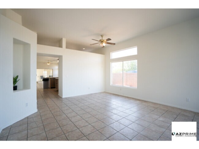 Foto del edificio - Embrace Spacious Living in this Remarkable...