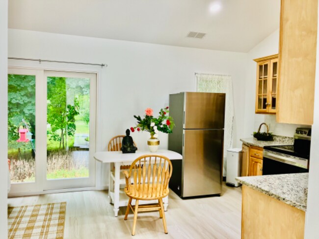 Foto del edificio - 252 Oronoque Rd