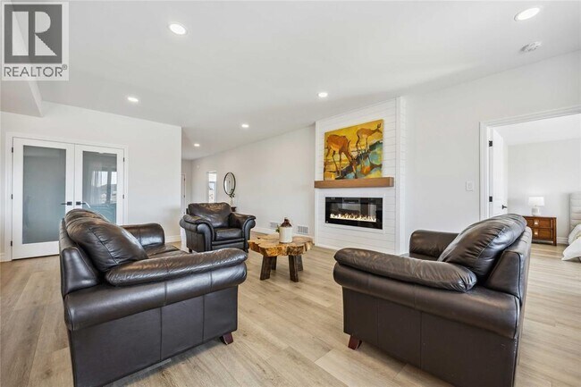 Building Photo - 640 Sweetbay Cres