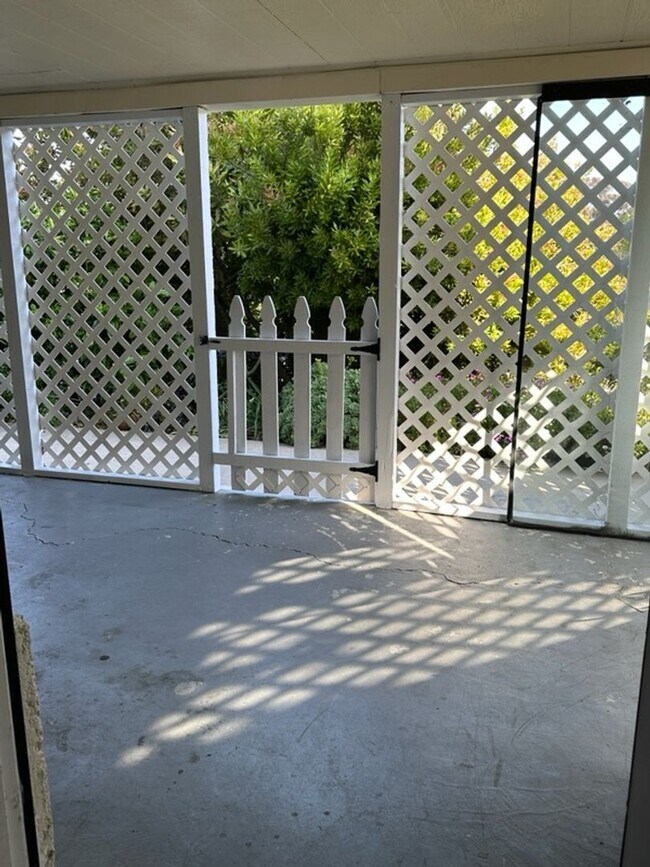 Building Photo - Cute Oceanside Studio with utilities inclu...