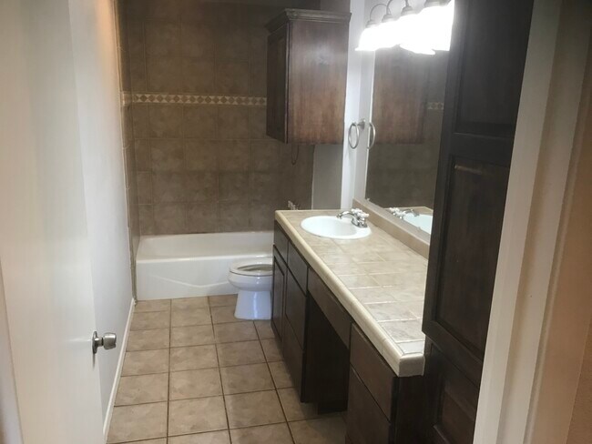 Guest bath with great counter top space - 8234 Greenbrier