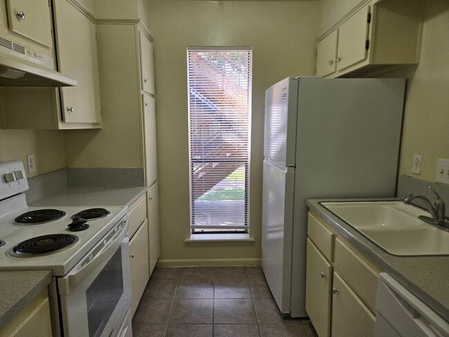 Building Photo - 2408 Bandera Dr