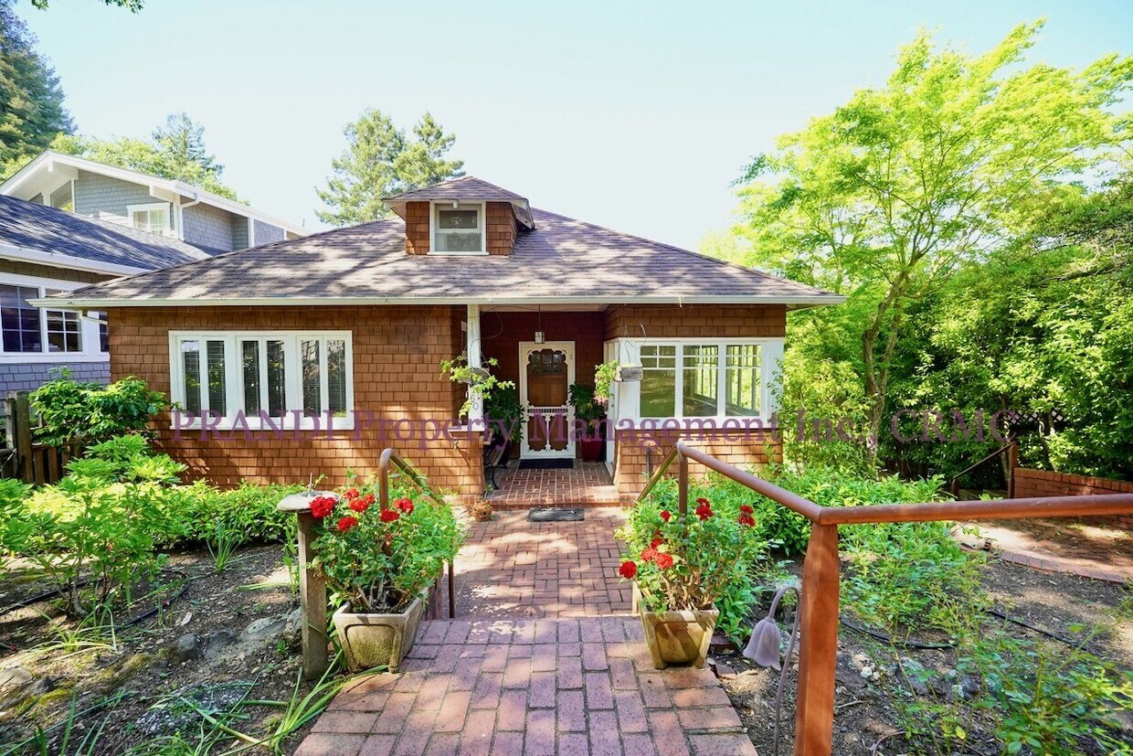 Primary Photo - Charming 4 Bedroom Home with Granite Count...