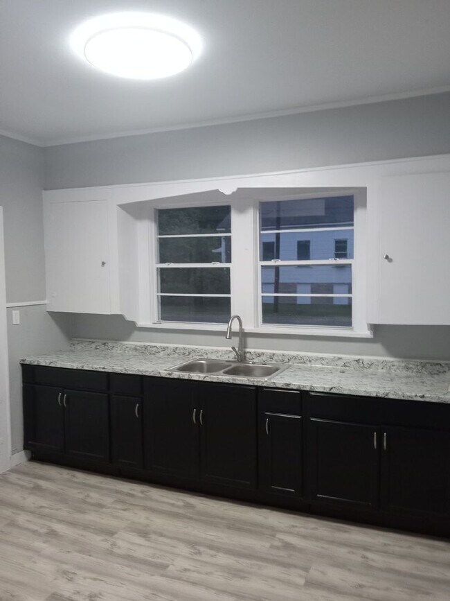 Foto del edificio - 1/2 OFF  FIRST MONTHS RENT LARGE REMODELED 2 BEDROOM HOUSE