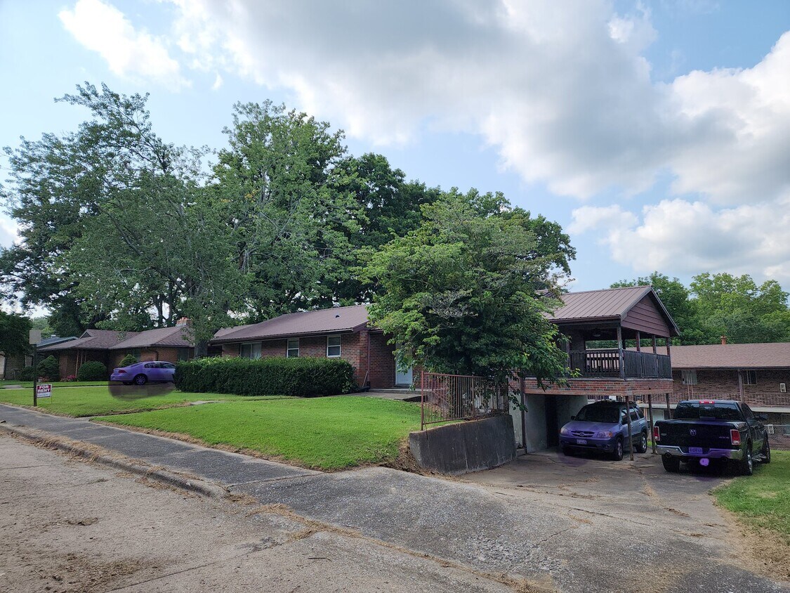 Foto del edificio - 720 Watkins Dr