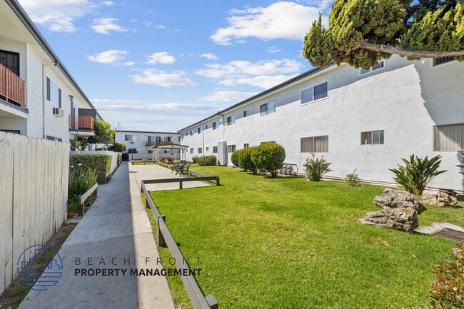 Building Photo - La Rue Apartments