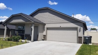 Building Photo - 1352 E Nen Dr