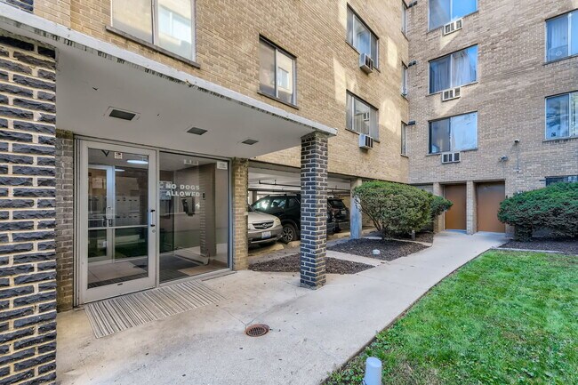 Building Photo - 7320 N Rogers Ave