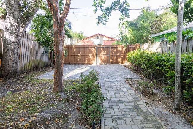 Foto del edificio - 313 N M St