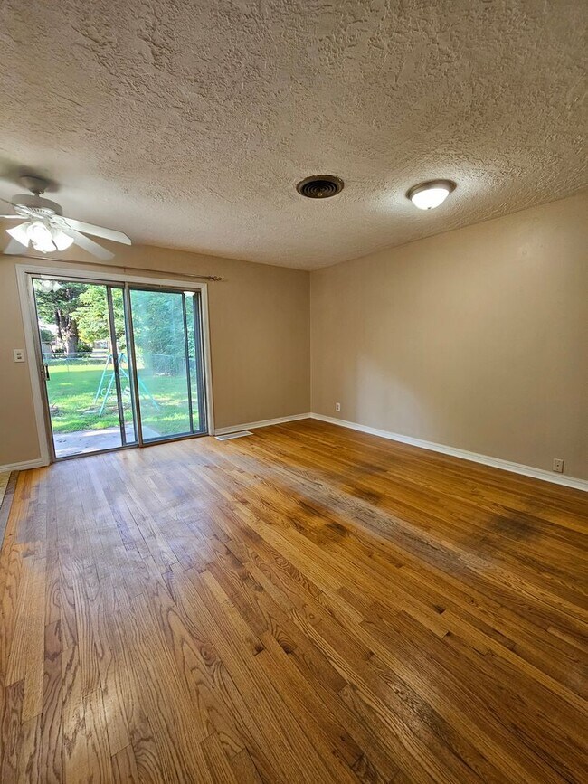Building Photo - (3) Bed/(1.5) Bath in Core Norman Avail No...